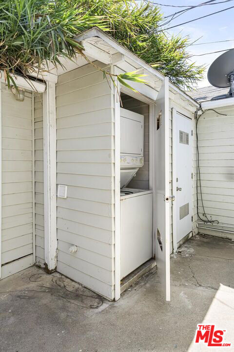 Building Photo - 3860 Goldwyn Terrace