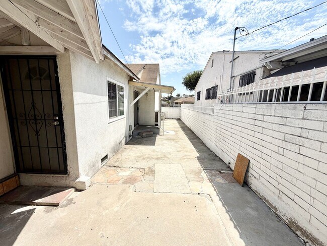 Building Photo - 221 W Hammel St