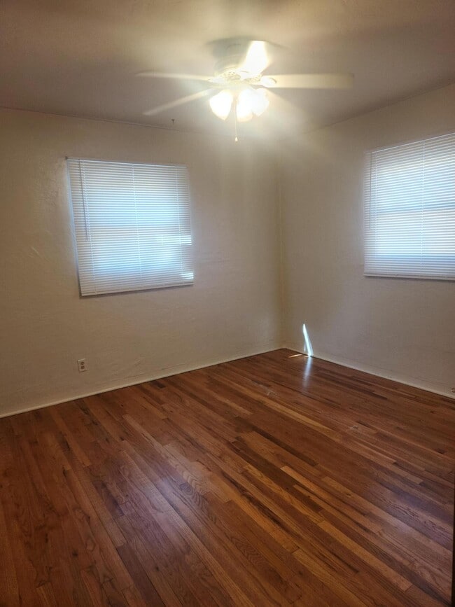 Building Photo - 917 Girard Blvd SE