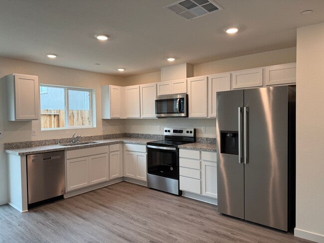 Building Photo - 3 Bed 2.5 Ba 2 Car Garage in Roseville!