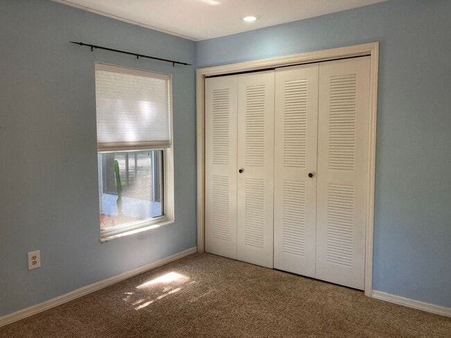 Building Photo - 2 bedroom, 2 bath ground level condo with ...