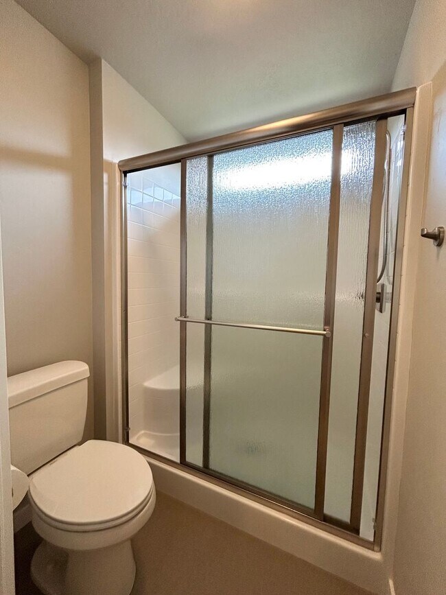 Building Photo - Stunning 3 bedroom 2 bathroom home in Meri...