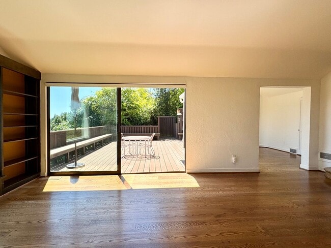 Building Photo - Hawthorne Hills Home