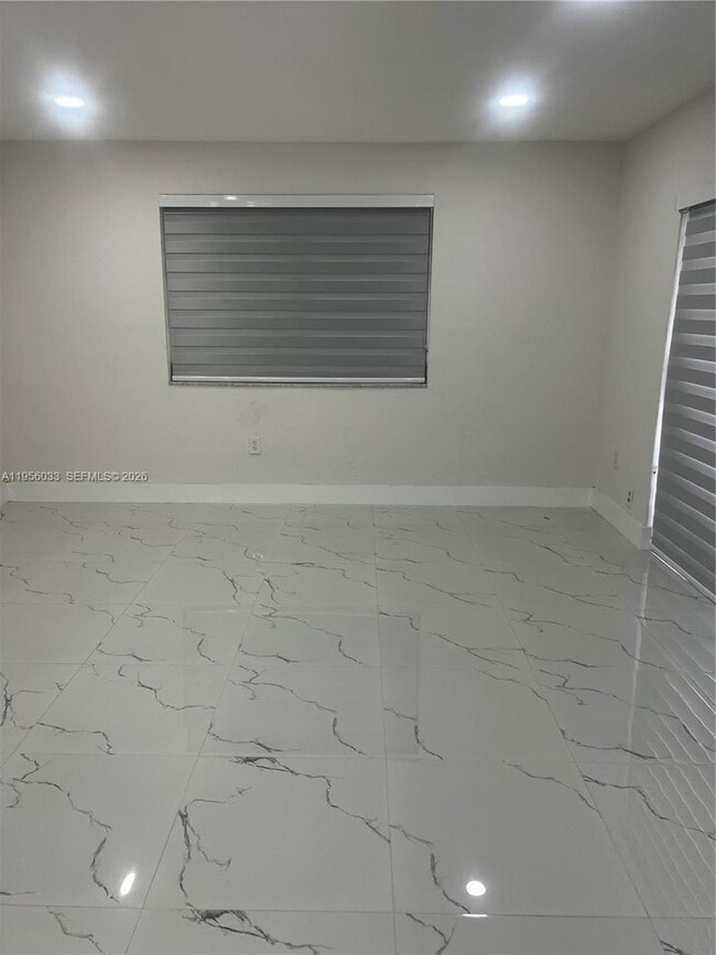 Building Photo - 9402 SW 77th Ave