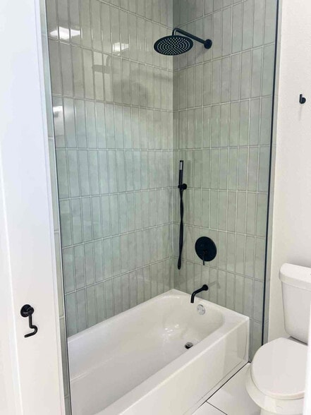 Building Photo - 902 NW Ave K