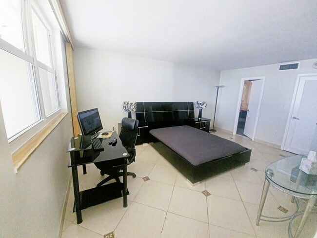 Building Photo - 1833 S Ocean Dr