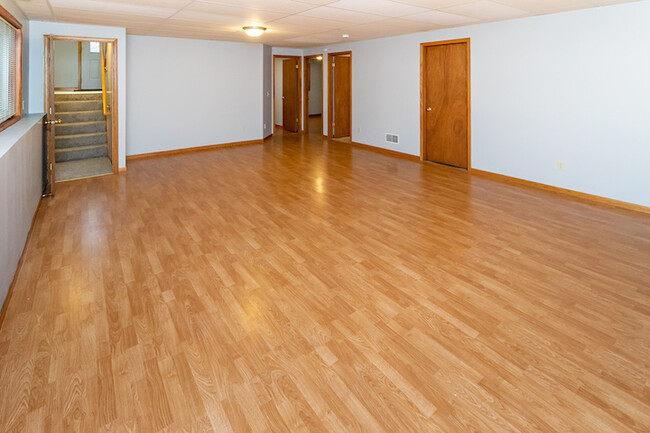 XL large basement bonus room - 874 22nd Ave SE