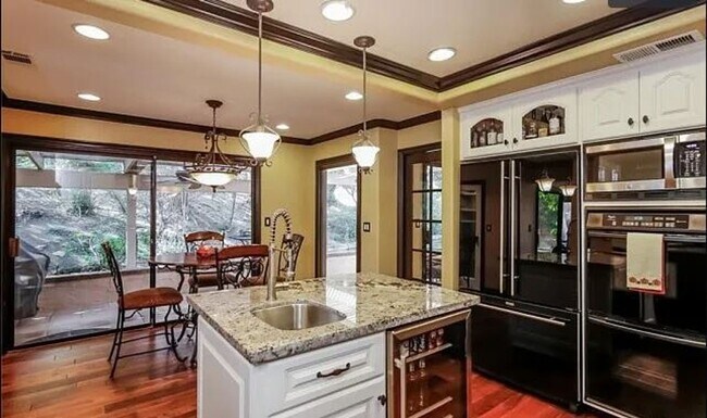 Building Photo - Spacious 5-Bedroom Home for Rent in Prime ...