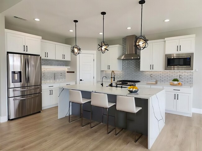 Building Photo - Move in ready luxury home!