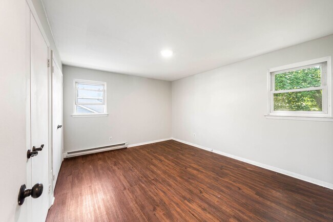 Building Photo - Spacious five bedroom home