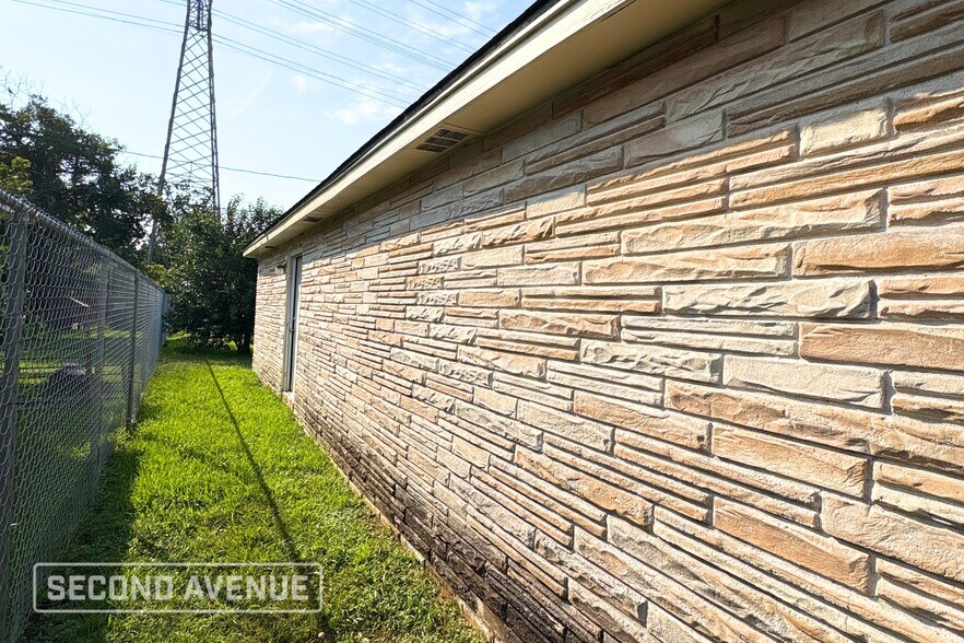 Building Photo - 607 Ahrens St