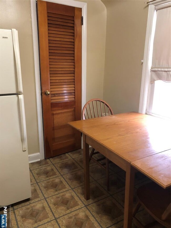 Building Photo - 5 5th St