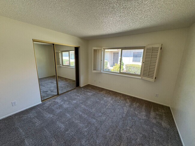 Building Photo - Single story 3 bed 2 bath in gated communi...