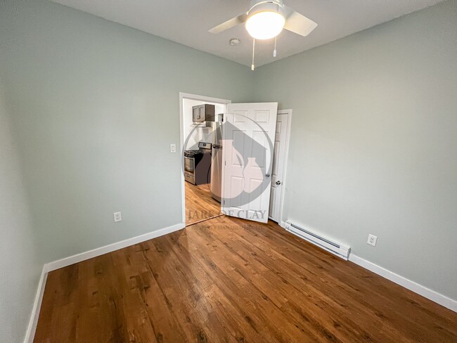 Building Photo - Adorable Craftsman Home in SE Salem