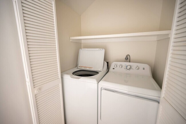 Building Photo - Beautifully Updated 2-Bedroom Condo in Fiv...