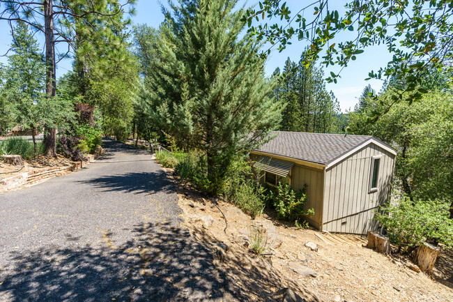 Building Photo - 19834 Pine Mountain Dr