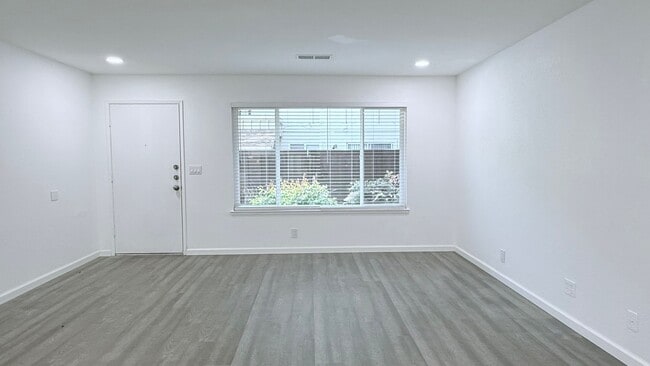 Building Photo - NEWLY RENOVATED---- 2BD/1BA, End Unit TH in Twin Creeks Garden, San Ramon- Available Now!
