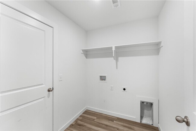 Building Photo - 106 NW Pinwheel St