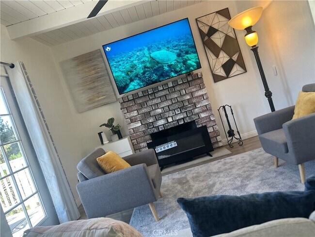 Building Photo - 2490 Fern Dr