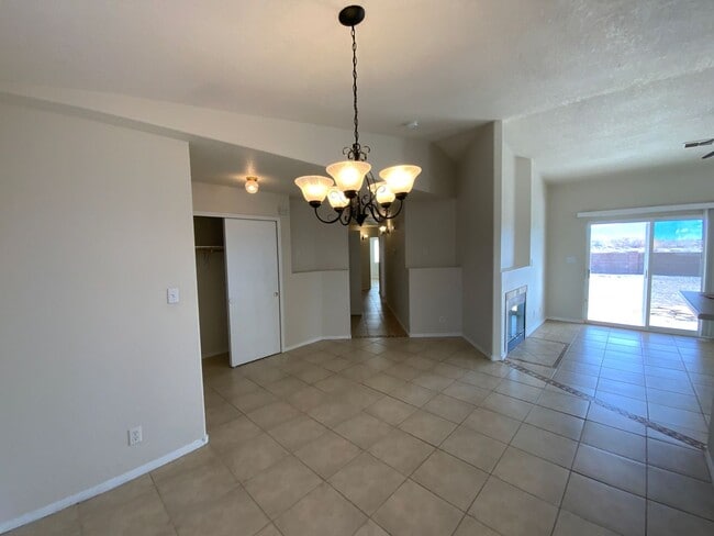 Building Photo - 3 Bedroom Single Story Home Available Near Unser Blvd NE & King Blvd NE!