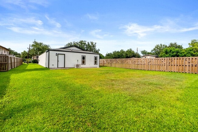 Building Photo - 503 W Sallier St