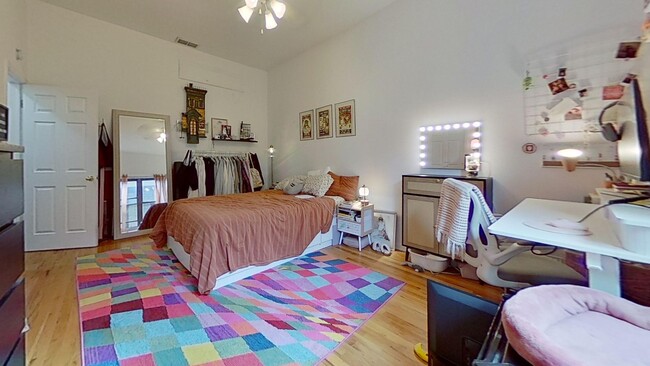 Building Photo - Top Floor East Lakeview 2 Bed/2 Bath