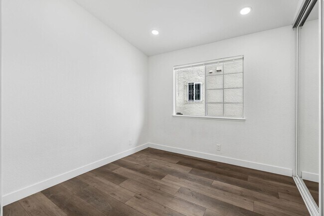 Building Photo - Just Renovated: Stunning 3-Bedroom, 2-Bath...