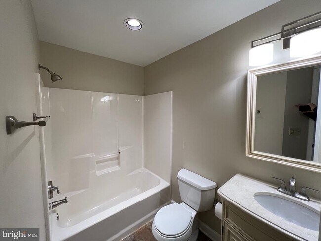 Building Photo - 6924 Fairfax Dr