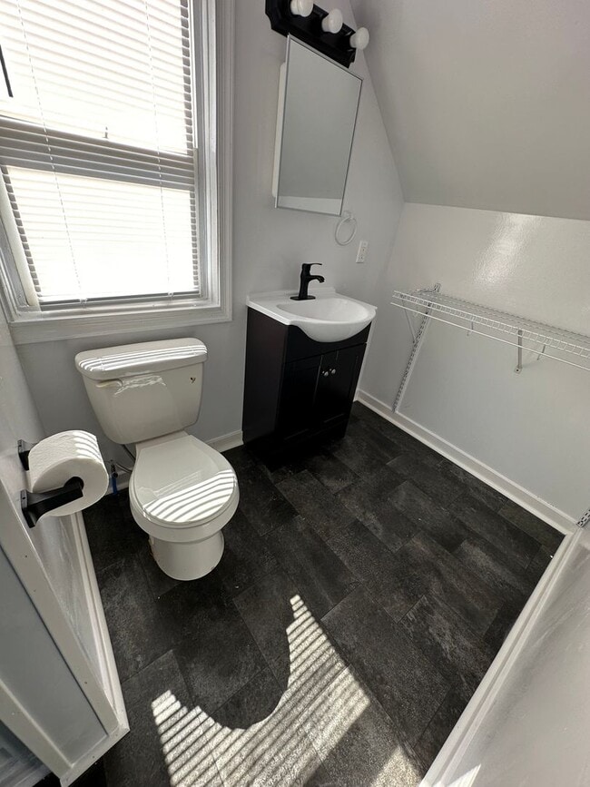 Building Photo - 3 bed 2 bath house on North Side! All electric, Central Air, laundry included, big yard