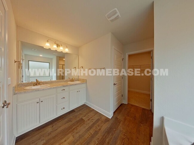 Building Photo - 5820 Crestlake Dr