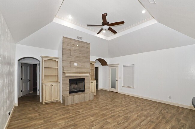 Building Photo - Stunning with 4 bedrooms in City View!