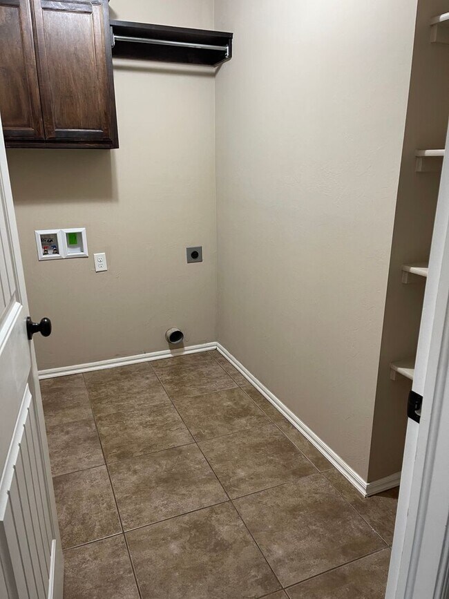 Building Photo - Three Bedroom Home Available for Lease in ...