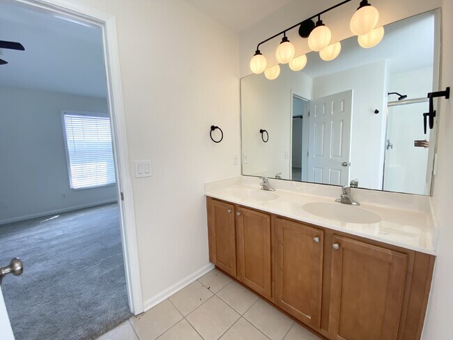 Building Photo - Spacious End Unit, Four Bedroom Townhouse in Cypress Ridge!