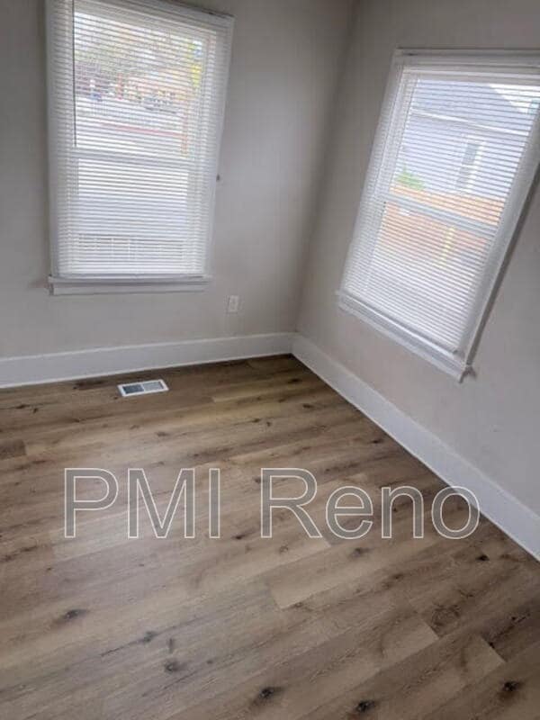 Building Photo - 613 E 2nd St