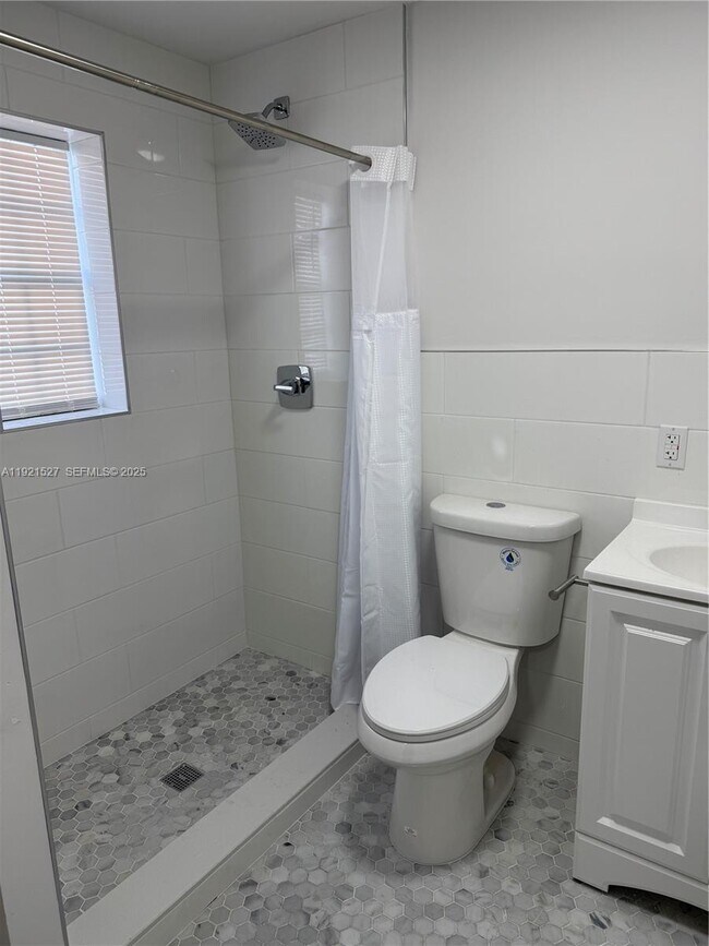 Building Photo - 7611 Harding Ave