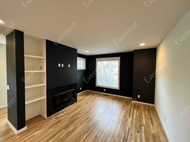 Building Photo - 4-Bedroom Home with Modern Comforts in a P...