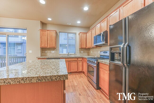 Building Photo - Gorgeous Four Bedroom Townhome in Hillsboro!