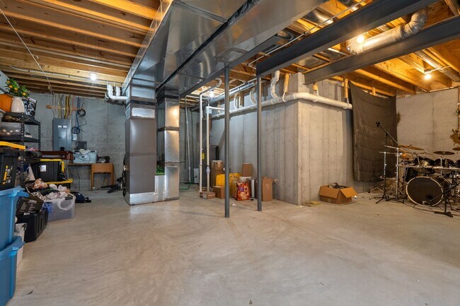 Building Photo - Stunning 4-bedroom, 2.5-bathroom rental of...