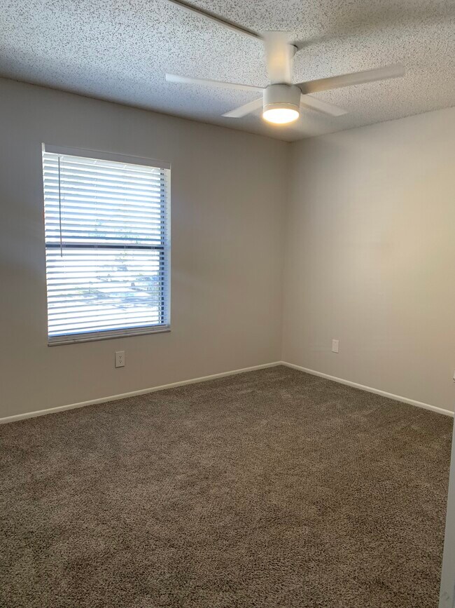 Building Photo - 2558 W Bird St