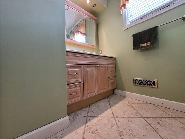 Building Photo - 45 Kenilworth Rd