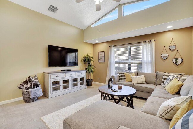 Building Photo - 14148 Paddock Dr