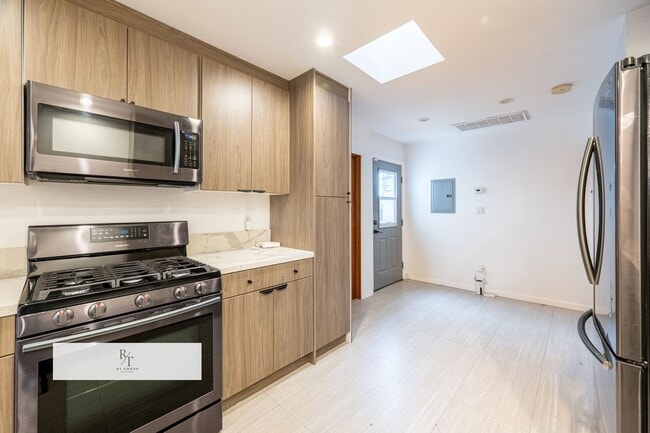 Building Photo - Limited-Time Special: $1,000 off the first month’s rent! Spacious 4-Bed, 3-Bath Home in Los Angel...