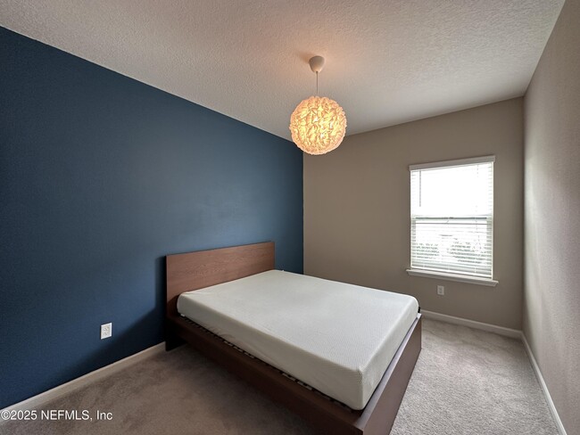 Building Photo - 3960 Cloverdale Ct