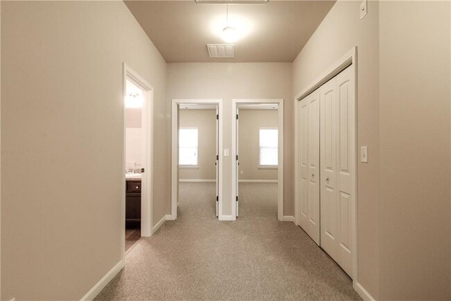 Building Photo - 606 Oakside Pl