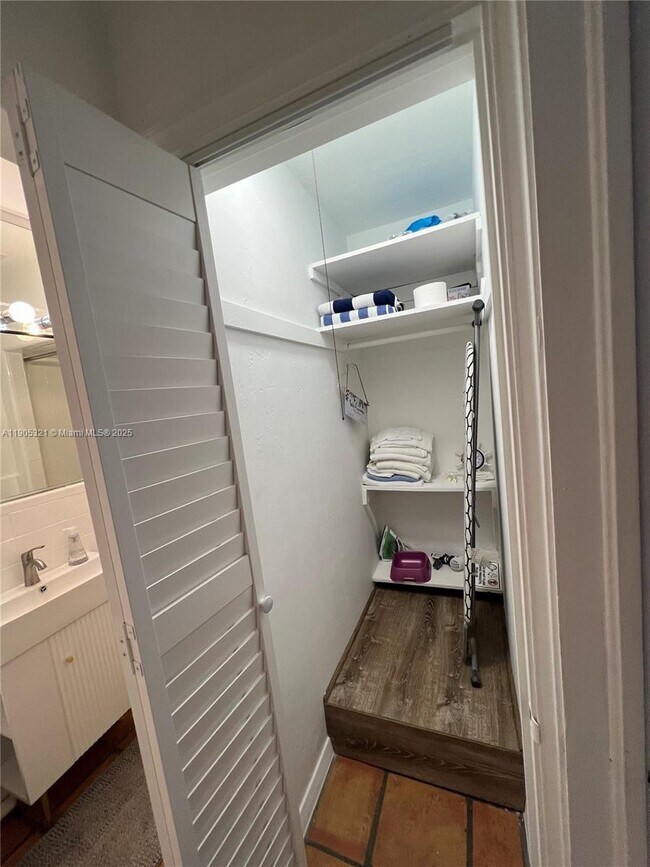 Building Photo - 312 NE 16th Terrace