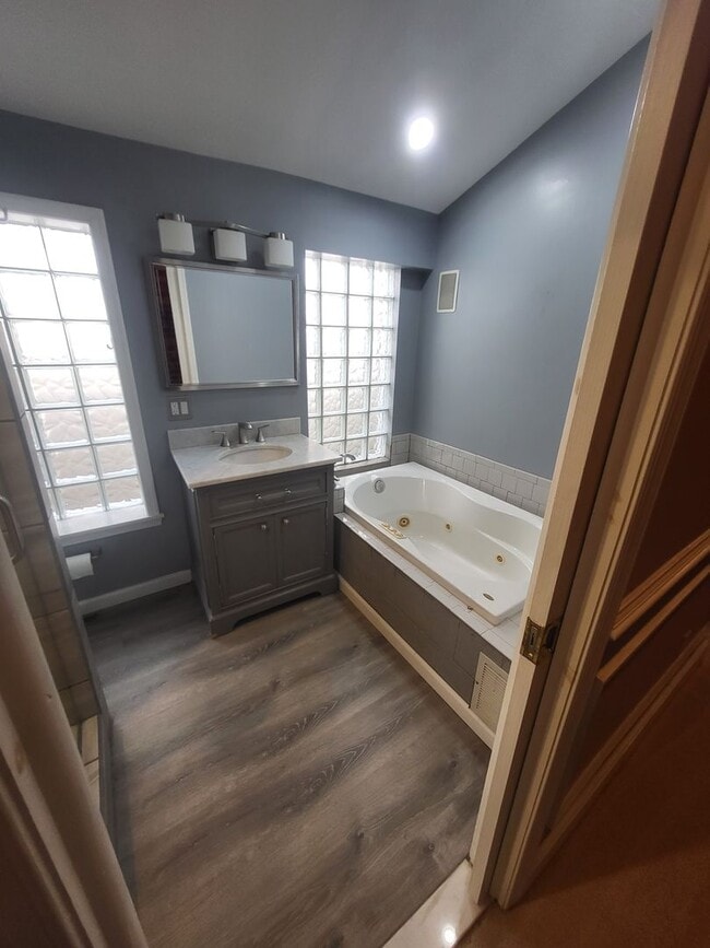 Building Photo - 2 Bedroom 2 Bath with Rooftop Deck!