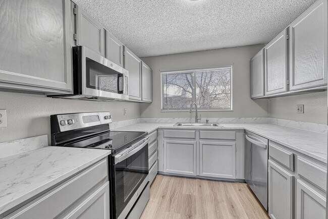 Building Photo - Updated 2 bed / 1 bath home in Lakewood!