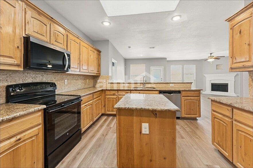Building Photo - 3101 Hornbeam St