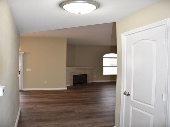 Building Photo - Fully remodeled ground floor 2BR unit in gated Mission Ridge - with garage!