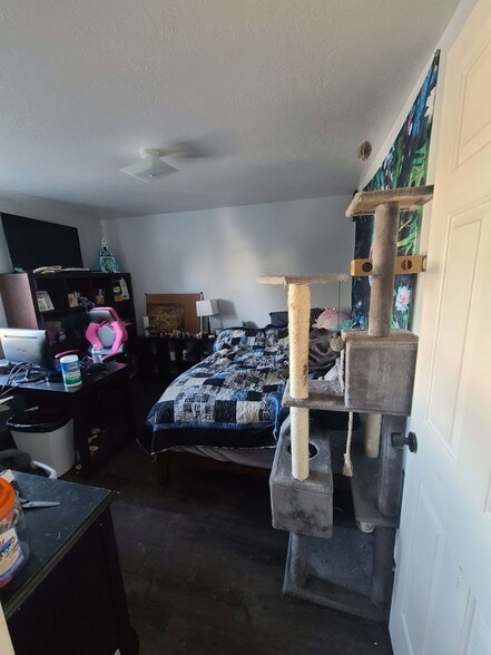 $700 room (upstairs) - 476 E Acoma Rd